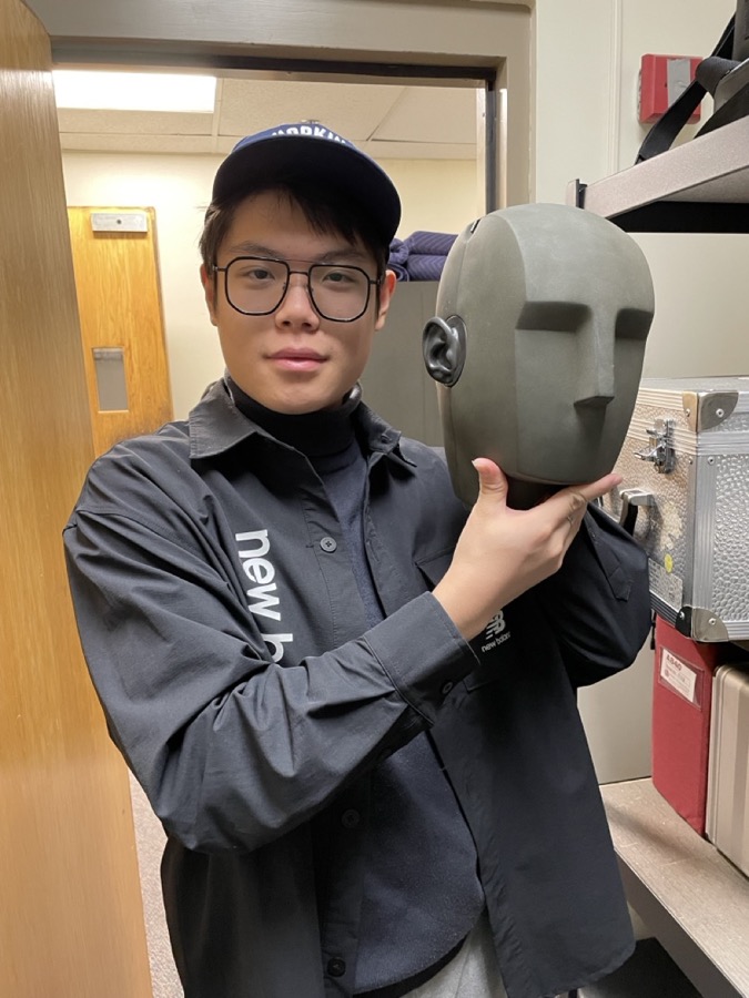 胡津豪在录音棚拿着双耳录音假人头