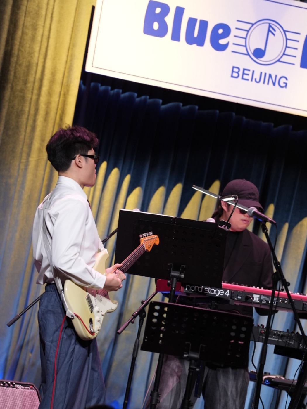 胡津豪在 Blue Note 北京舞台持吉他演出
