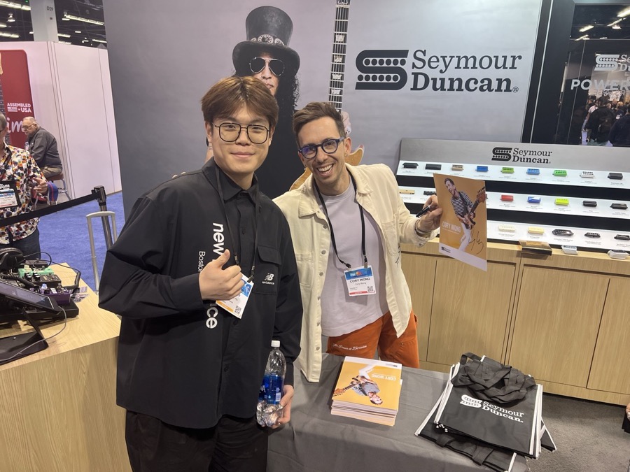 胡津豪在 Seymour Duncan 展位与 Cory Wong 合影