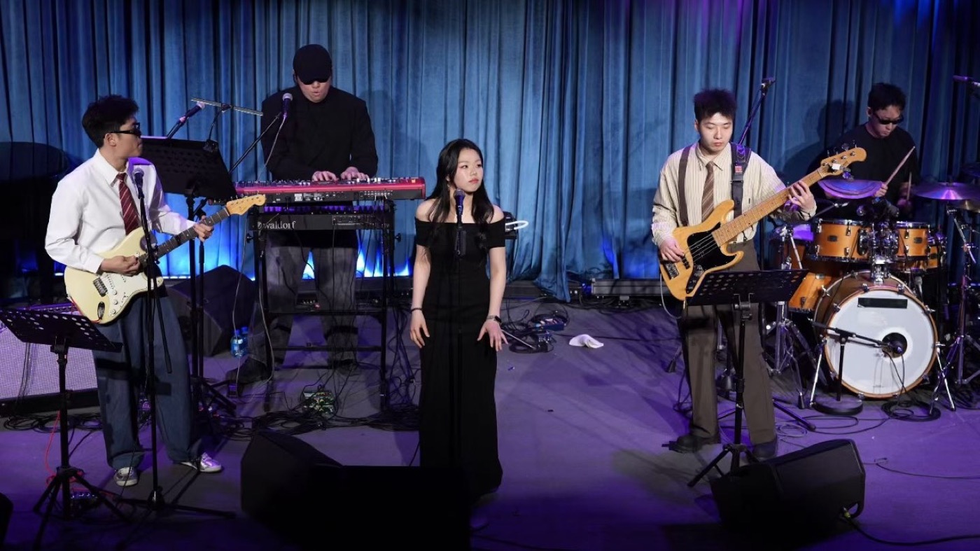 胡津豪与乐队在 Blue Note 舞台演出