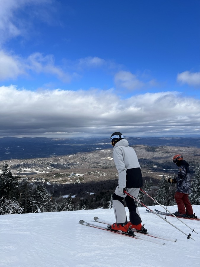 胡津豪站在雪山视野前